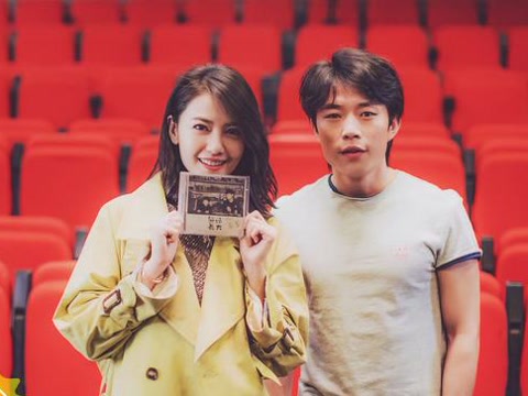 赵雷为高圆圆弹唱《成都》